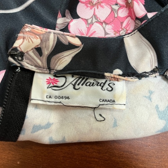 D'Allairds blouse and skirt set with belt - Picture 8 of 9